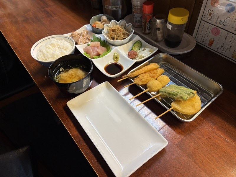串やの料理と店内（2）